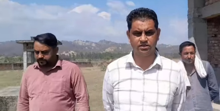 पंचायत प्रतिनिधि और ग्रामीण जानकारी देते हुए पंचायत प्रतिनिधि और ग्रामीण जानकारी देते हुए