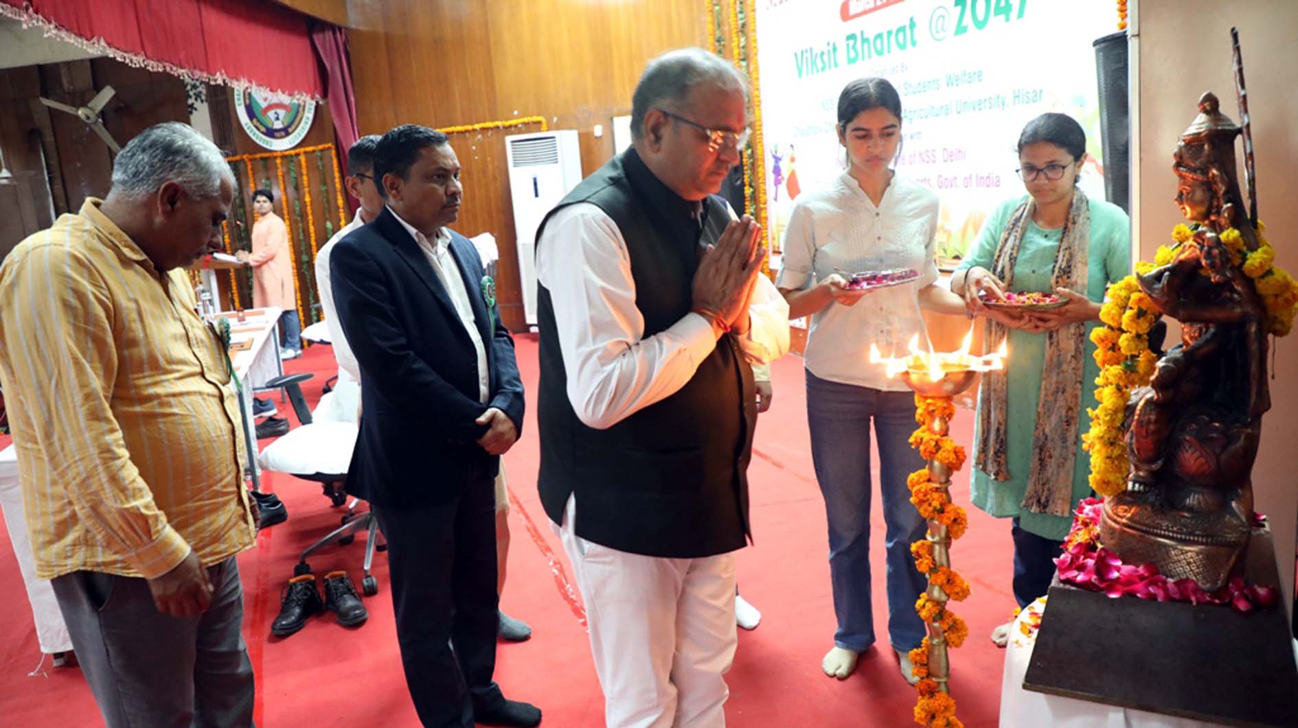 दीप प्रजवल्लित करके कार्यक्रम का शुभारंभ करते कुलपति प्रो. बीआर कम्बोज। दीप प्रजवल्लित करके कार्यक्रम का शुभारंभ करते कुलपति प्रो. बीआर कम्बोज।