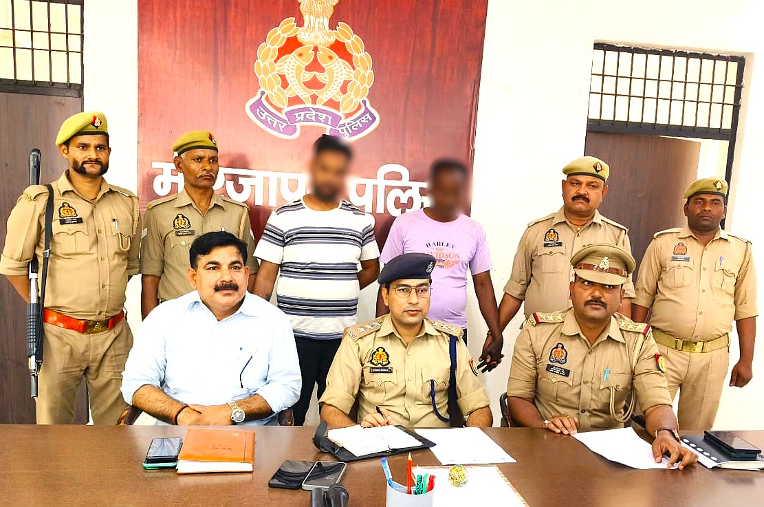 गिरफ्तार आरोपितों के साथ पुलिस टीम। गिरफ्तार आरोपितों के साथ पुलिस टीम।