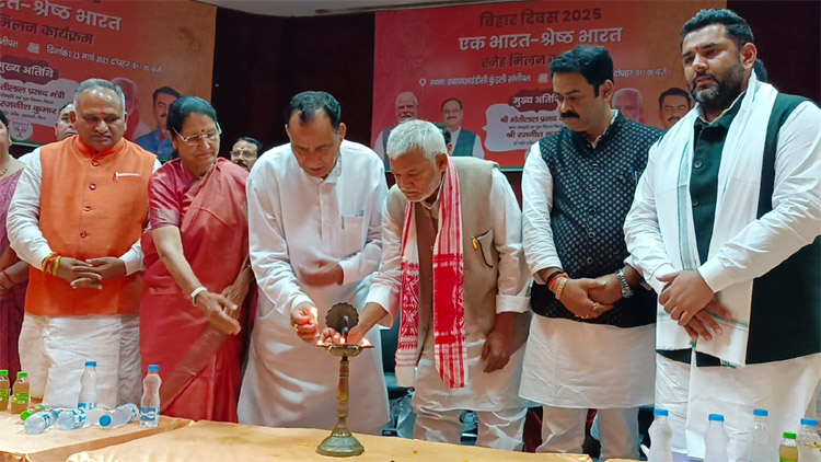 सोनीपत: बिहार दिवस के अवसर पर कुंडली में आयोजित एक भारत श्रेष्ठ भारत स्नेह मिलन कार्यक्रम में बिहार के कला, संस्कृति एवं युवा विभाग के मंत्री मोतीलाल प्रसाद, भाजपा प्रदेशाध्यक्ष मोहन लाल बडौली, विधायक के कृष्ण गहलावत मेयर राजीव जैन, विधायक निखिल सोनीपत: बिहार दिवस के अवसर पर कुंडली में आयोजित एक भारत श्रेष्ठ भारत स्नेह मिलन कार्यक्रम में बिहार के कला, संस्कृति एवं युवा विभाग के मंत्री मोतीलाल प्रसाद, भाजपा प्रदेशाध्यक्ष मोहन लाल बडौली, विधायक के कृष्ण गहलावत मेयर राजीव जैन, विधायक निखिल