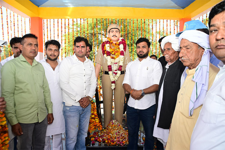सोनीपत: गांव बली कुतुबपुर में शहीद रणबीर सिंह गुर्जर की प्रतिमा और भगवान श्रीराम की मूर्ति स्थापित सोनीपत: गांव बली कुतुबपुर में शहीद रणबीर सिंह गुर्जर की प्रतिमा और भगवान श्रीराम की मूर्ति स्थापित