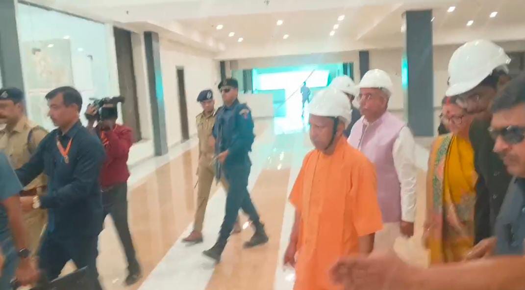 निरीक्षण करते मुख्यमंत्री योगी आदित्यनाथ निरीक्षण करते मुख्यमंत्री योगी आदित्यनाथ
