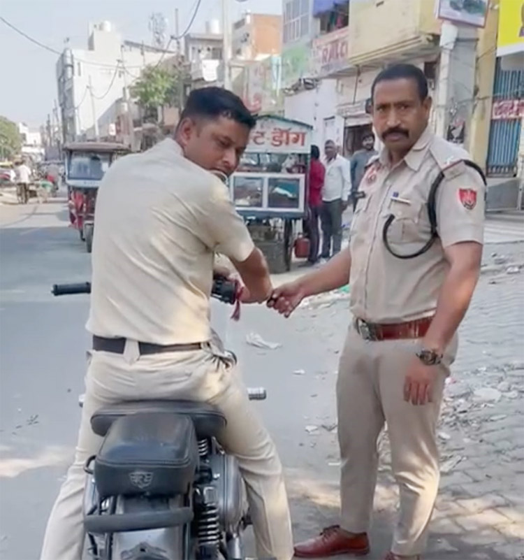 सोनीपत: चालान करते हुए अधिकारी सोनीपत: चालान करते हुए अधिकारी