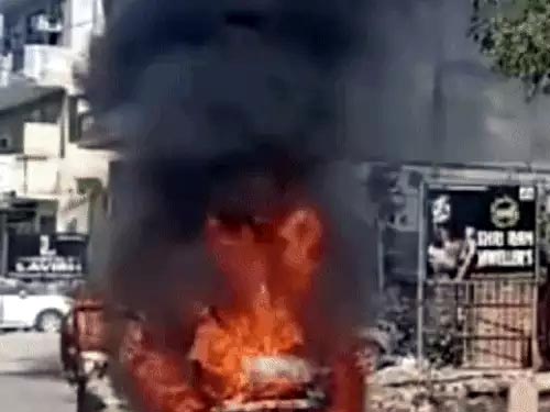 बैटरी फटने से कार में लगी आग। बैटरी फटने से कार में लगी आग।