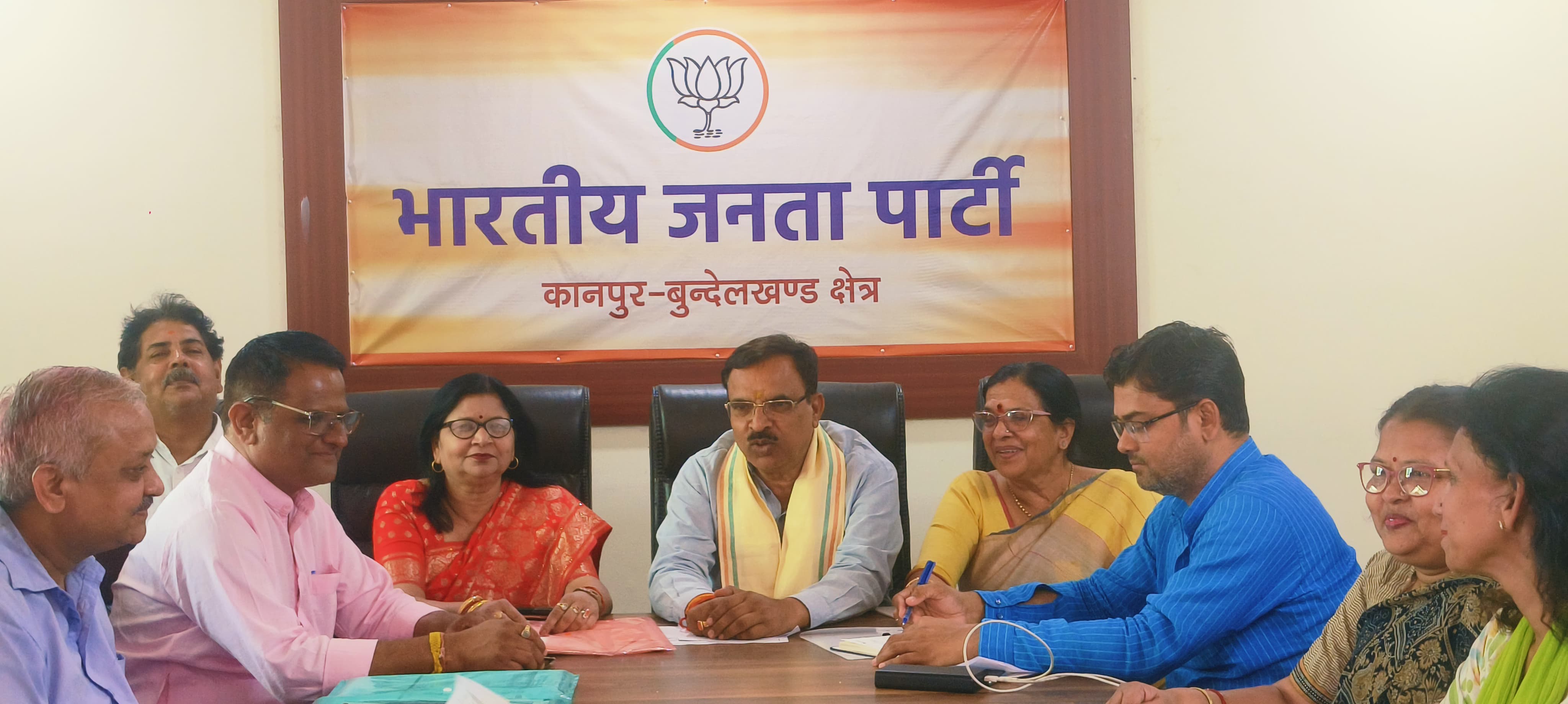 बैठक के दौरान प्रकाश पाल व कार्यकर्ता बैठक के दौरान प्रकाश पाल व कार्यकर्ता
