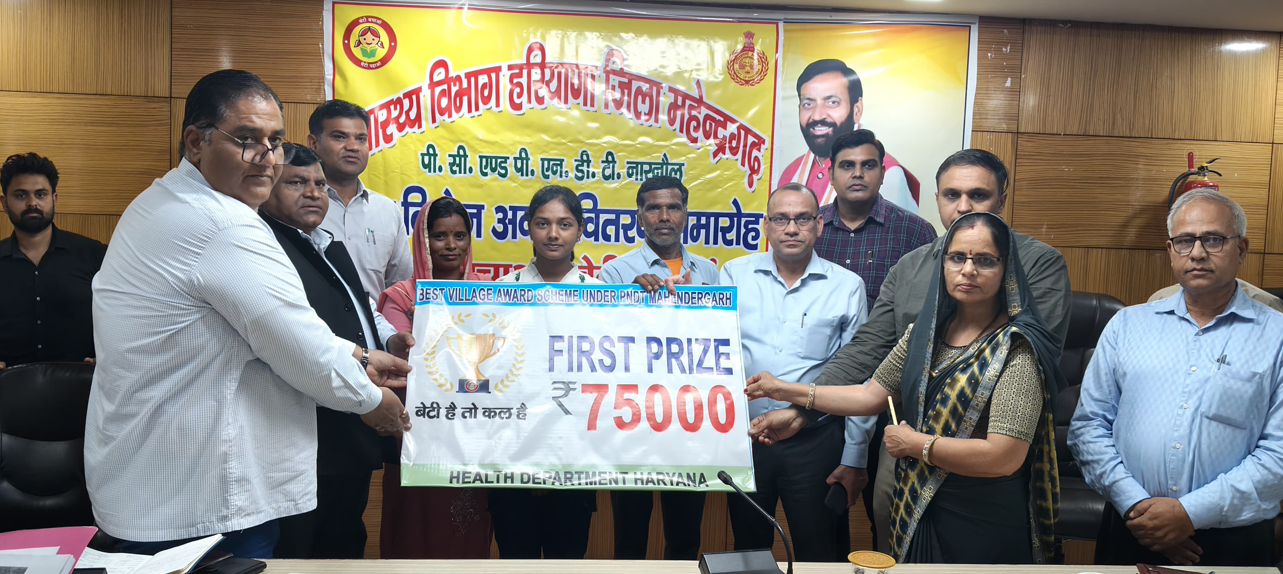 होनहार छात्राओं को सम्मानित करते उपायुक्त डॉ विवेक भारती। होनहार छात्राओं को सम्मानित करते उपायुक्त डॉ विवेक भारती।