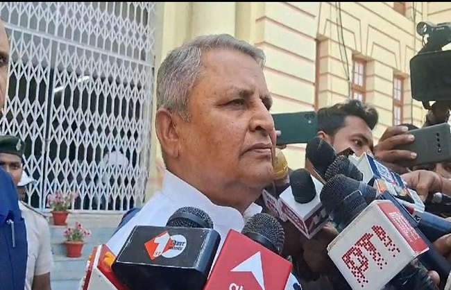 विधानसभा परिसर में पतकारों से बात करते मंत्री विजय चौधरी विधानसभा परिसर में पतकारों से बात करते मंत्री विजय चौधरी