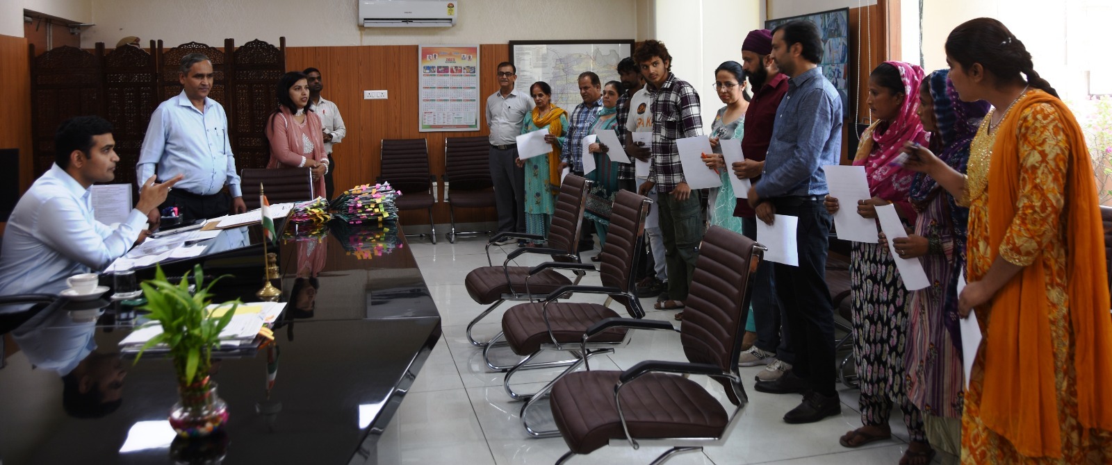 फरीदाबाद में अफगान व पाकिस्तान के लोगों को भारतीय नागरिकता की शपथ दिलाते जिलाधीश विक्रम सिंह। फरीदाबाद में अफगान व पाकिस्तान के लोगों को भारतीय नागरिकता की शपथ दिलाते जिलाधीश विक्रम सिंह।