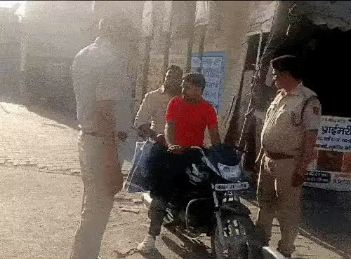 पानीपत में लुट के बाद मौके पर जांच करती पुलिस पानीपत में लुट के बाद मौके पर जांच करती पुलिस
