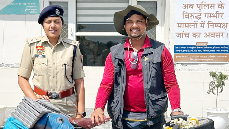 सोनीपत: रेवाड़ी के साइकिलिस्ट महेश कुमार को पुलिस उपायुक्त पूर्वी जोन प्रबीना पी अपने कार्यालय राई में सम्मानित करते हुए। सोनीपत: रेवाड़ी के साइकिलिस्ट महेश कुमार को पुलिस उपायुक्त पूर्वी जोन प्रबीना पी अपने कार्यालय राई में सम्मानित करते हुए।