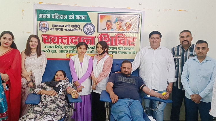 सोनीपत: शिविर में रक्तदान करते रक्तदाता सोनीपत: शिविर में रक्तदान करते रक्तदाता