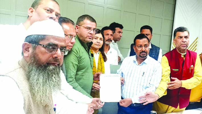 ज्ञापन देते हुए ज्ञापन देते हुए