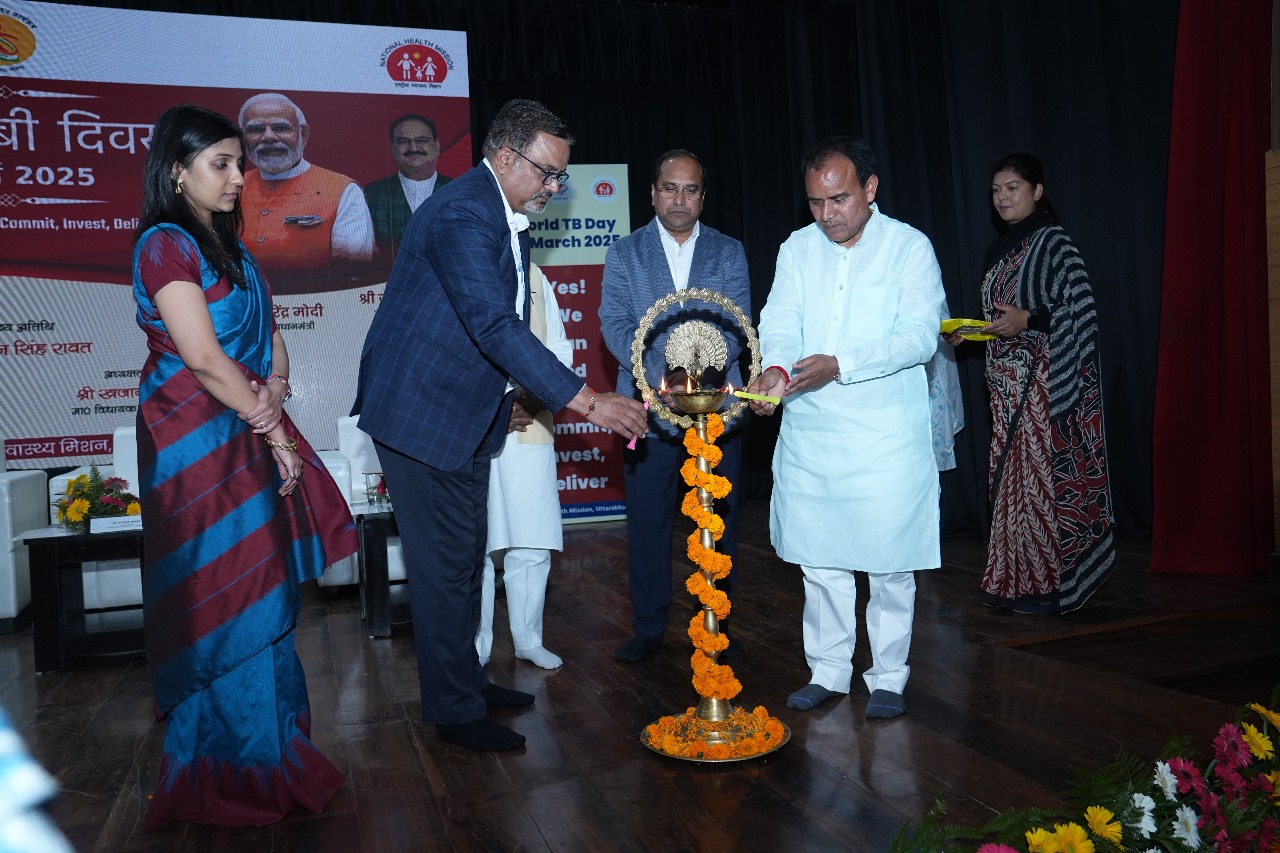 सर्वे चौक स्थित आईआरडीटी आडोटोरियम में आयोजित कार्यक्रम में बतौर मुख्य अतिथि स्वास्थ्य मंत्री डॉ.धन सिंह रावत दीप प्रज्वलित कर कार्यक्रम का शुभारंभ करते। सर्वे चौक स्थित आईआरडीटी आडोटोरियम में आयोजित कार्यक्रम में बतौर मुख्य अतिथि स्वास्थ्य मंत्री डॉ.धन सिंह रावत दीप प्रज्वलित कर कार्यक्रम का शुभारंभ करते।