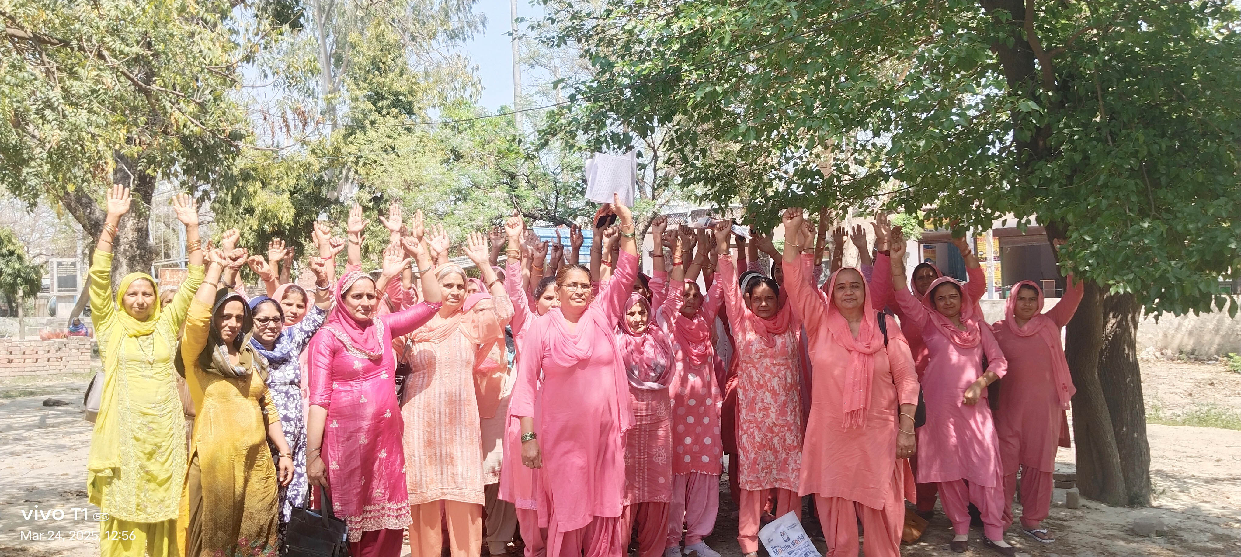 खंड महिला एवं बाल विकास कार्यालय अलेवा पर विभाग के खिलाफ नारेबाजी करती आंगनबाड़ी वर्कर। खंड महिला एवं बाल विकास कार्यालय अलेवा पर विभाग के खिलाफ नारेबाजी करती आंगनबाड़ी वर्कर।