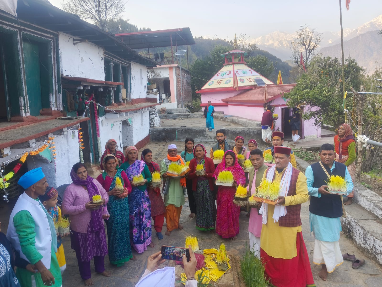 विसर्जन से पहले पूजन करते भक्त विसर्जन से पहले पूजन करते भक्त