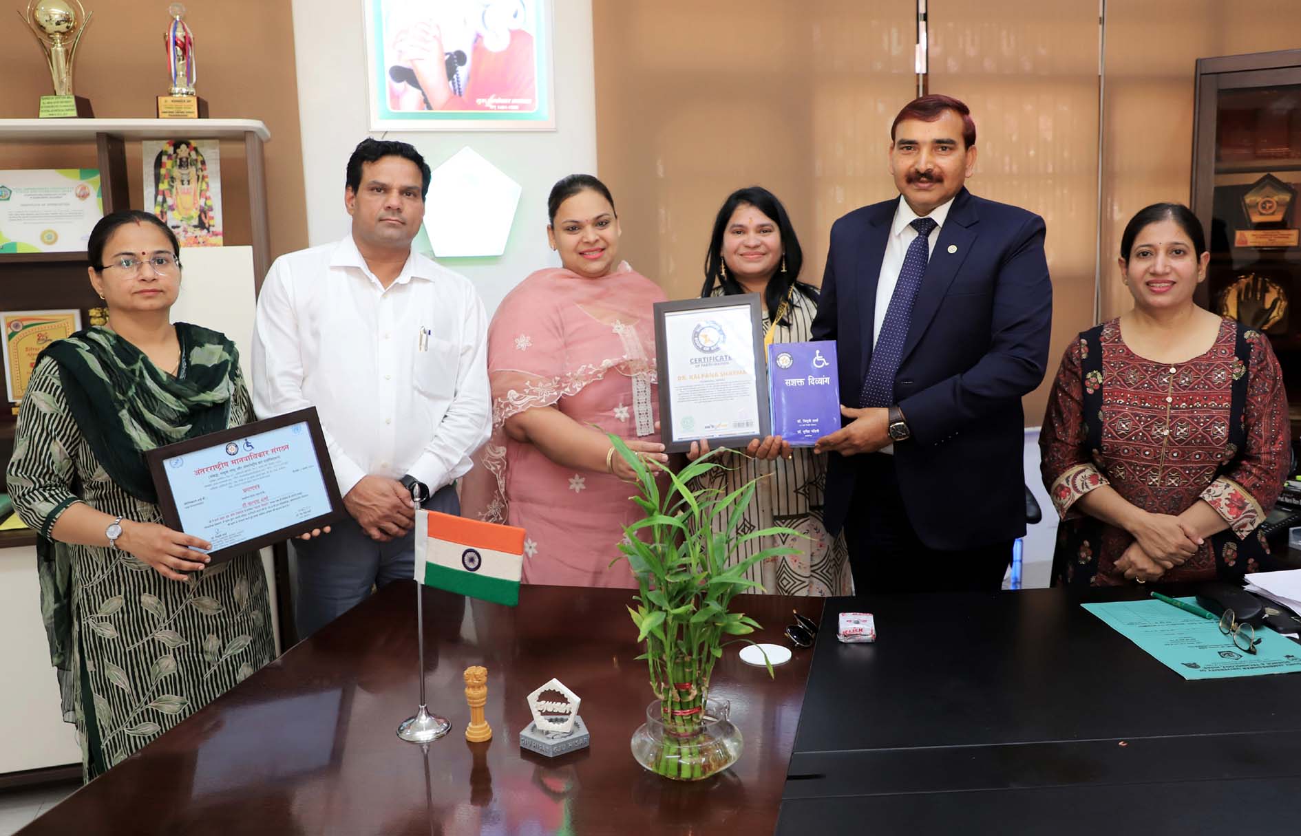 डा. कल्पना के शोध संकलन को वर्ल्ड वाइड बुक रिकॉर्ड में स्थान मिलने पर बधाई देते कुलपति प्रो. नरसी राम बिश्नोई। डा. कल्पना के शोध संकलन को वर्ल्ड वाइड बुक रिकॉर्ड में स्थान मिलने पर बधाई देते कुलपति प्रो. नरसी राम बिश्नोई।