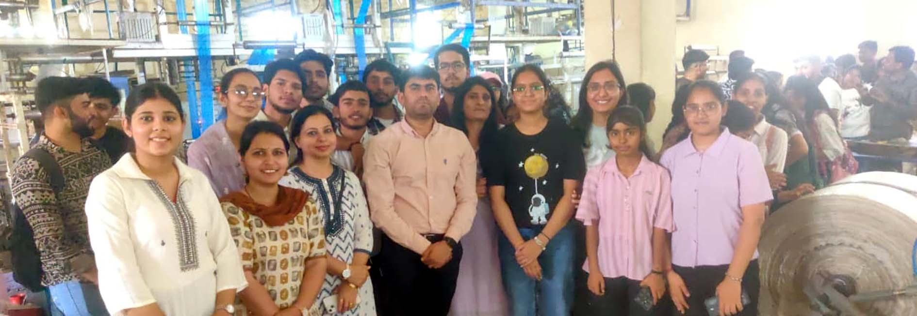 भ्रमण पर गए दयानंद कॉलेज के विद्यार्थी।