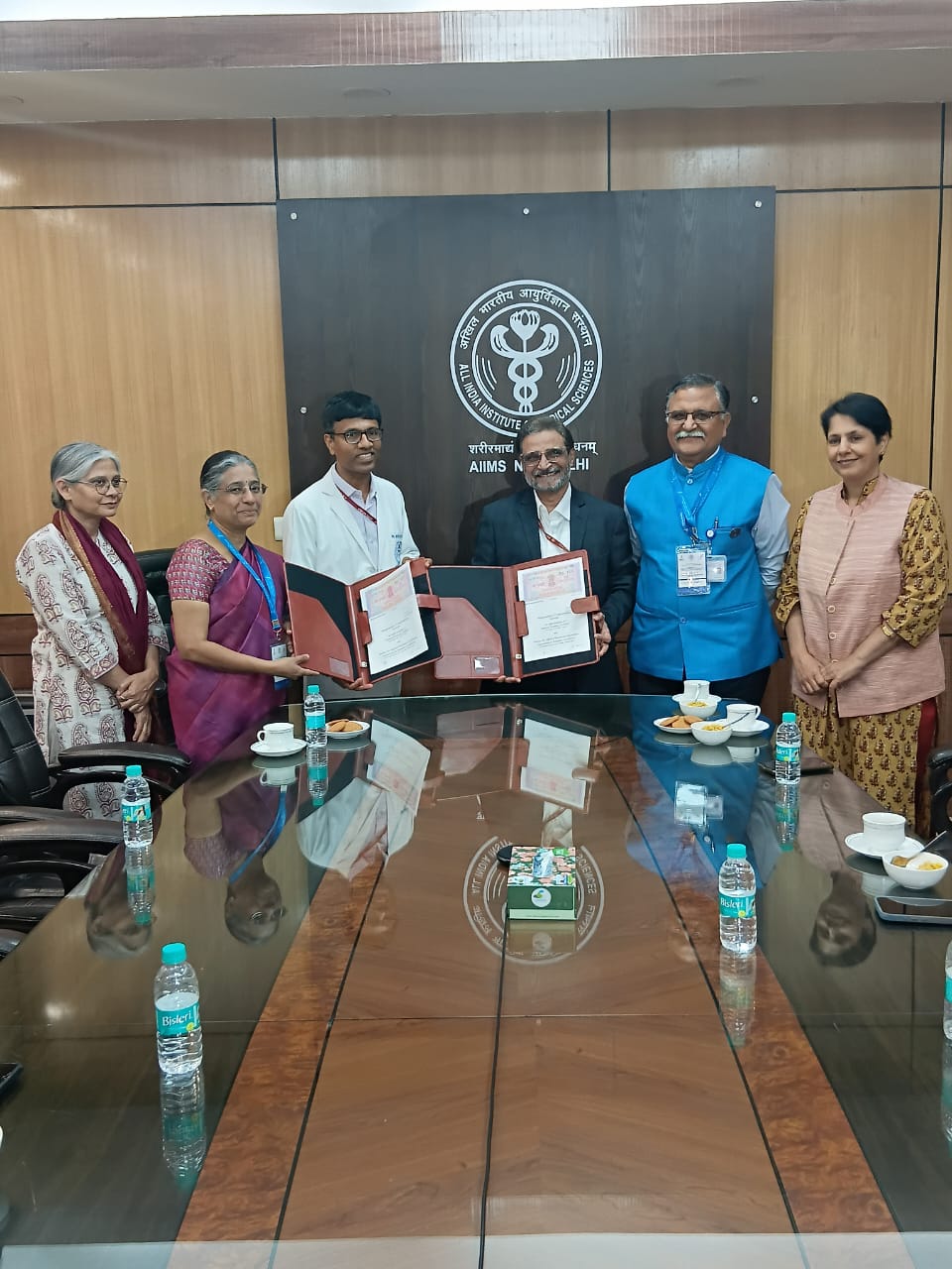 एम्स में पहली स्वदेशी एमआरआई मशीन को स्थापित करने के लिए समझौता करते हुए एम्स निदेशक एवं अन्य एम्स में पहली स्वदेशी एमआरआई मशीन को स्थापित करने के लिए समझौता करते हुए एम्स निदेशक एवं अन्य