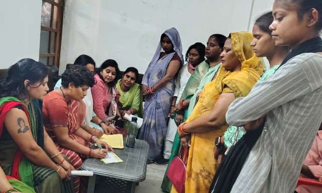 मेरठ से आये दलित परिवार से समाजवादी पार्टी कार्यालय में मिलते पदाधिकारी (फोटो)