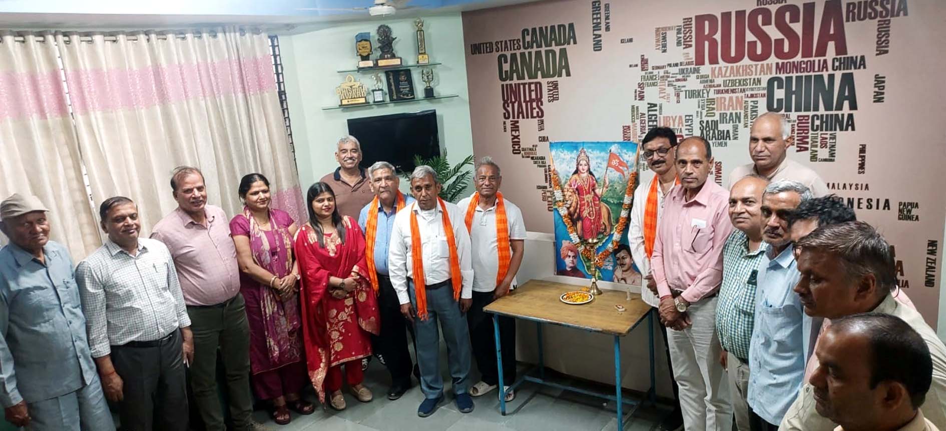 कार्यक्रम में उपस्थित नवनियुक्त पदाधिकारी व सदस्य। कार्यक्रम में उपस्थित नवनियुक्त पदाधिकारी व सदस्य।