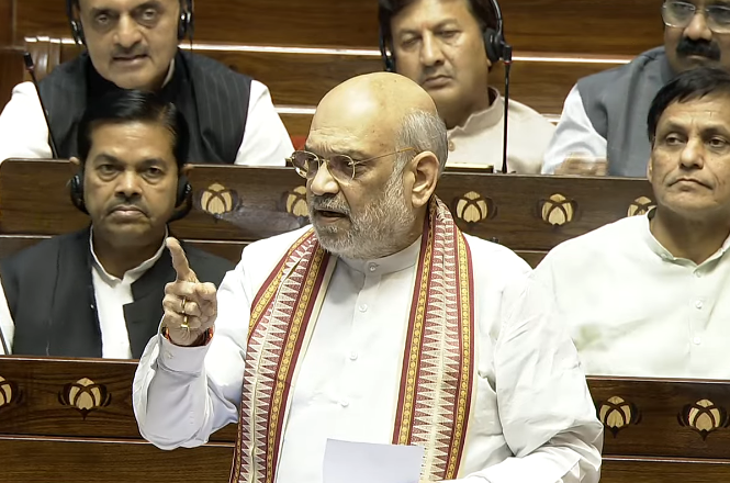 राज्यसभा में वक्तव्य देते अमित शाह राज्यसभा में वक्तव्य देते अमित शाह