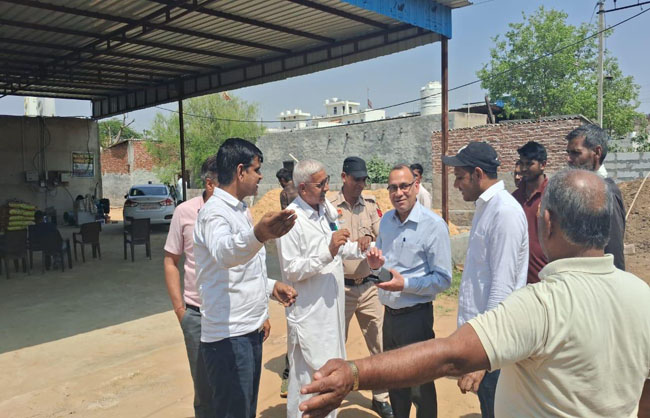 मशरूम की खेती के बारे में जानकारी लेते डीसी डॉ विवेक भारती। मशरूम की खेती के बारे में जानकारी लेते डीसी डॉ विवेक भारती।