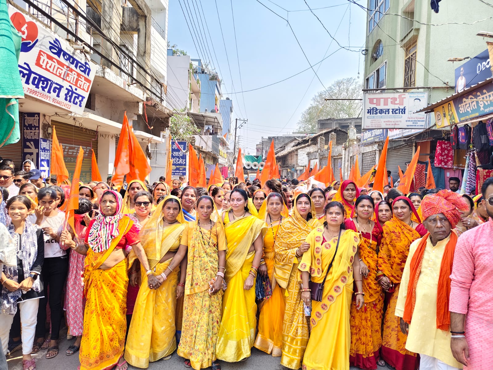 कर्मा जयंती के अवसर निकाली गई शोभायात्रा में शामिल समाज की महिलाएं। कर्मा जयंती के अवसर निकाली गई शोभायात्रा में शामिल समाज की महिलाएं।