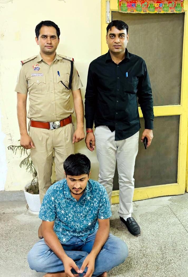 गिरफ्तार किया गया आरोपी गिरफ्तार किया गया आरोपी