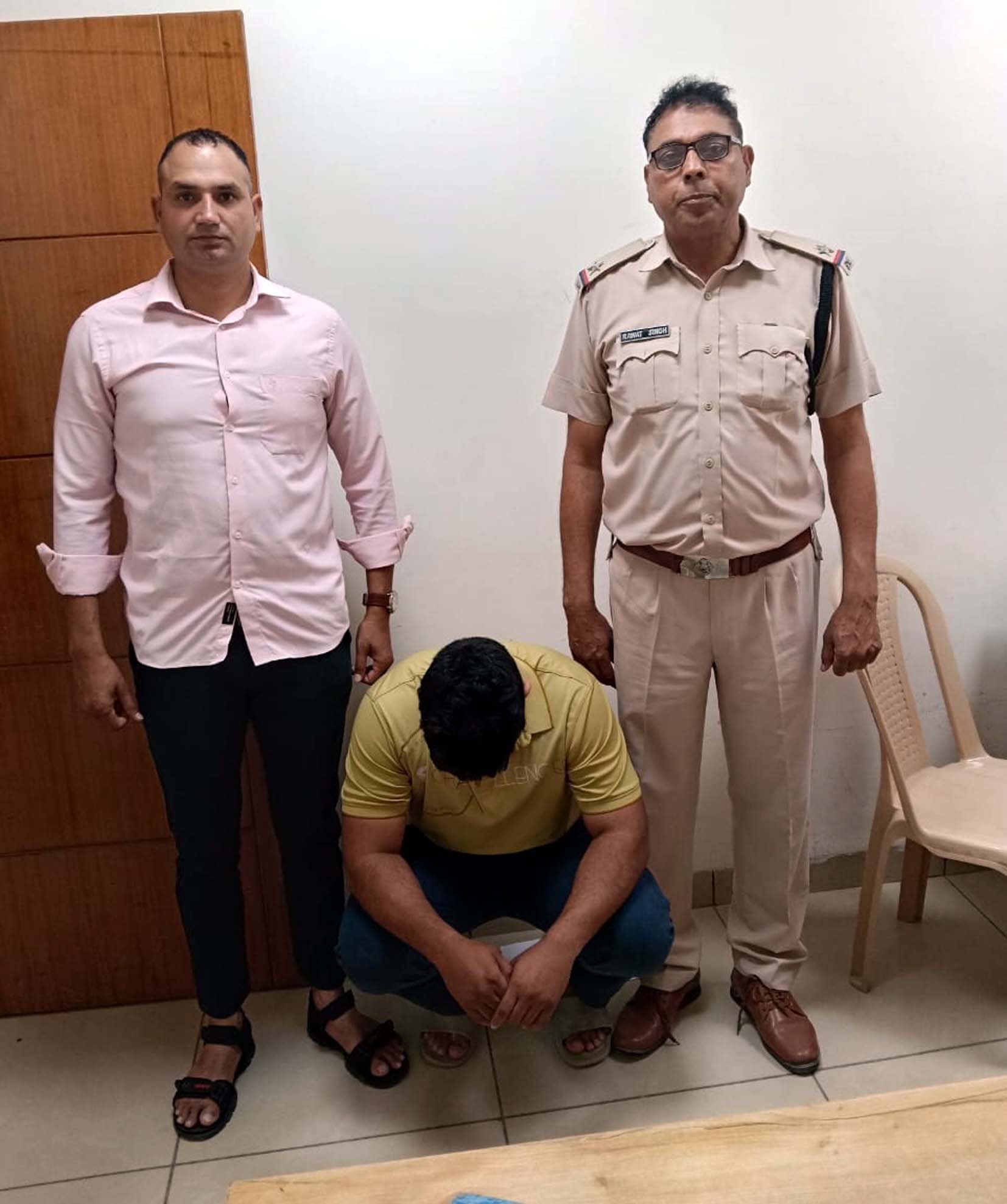 पकड़ा गया सीएचसी संचालक अंकुश। पकड़ा गया सीएचसी संचालक अंकुश।