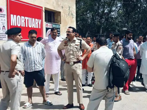 परिजनों से ड़ीएसपी मिलते हुए परिजनों से ड़ीएसपी मिलते हुए
