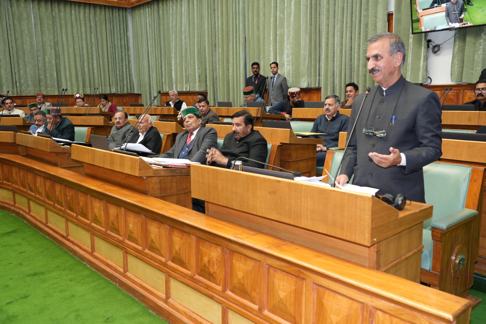 मुख्यमंत्री सदन में बोलते हुए मुख्यमंत्री सदन में बोलते हुए