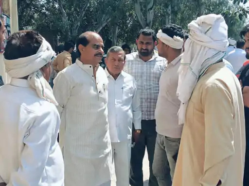 वरिष्ठ भाजपा नेता हरेंद्र पाल राणा परिजनों से मिलते हुए वरिष्ठ भाजपा नेता हरेंद्र पाल राणा परिजनों से मिलते हुए