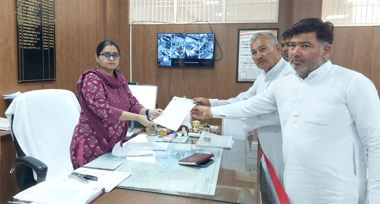 सोनीपत: किसान किसान नेता सत्यवान नरवाल मुख्यमंत्री के नाम एसडीएम को ज्ञापन सौंपते हुए सोनीपत: किसान किसान नेता सत्यवान नरवाल मुख्यमंत्री के नाम एसडीएम को ज्ञापन सौंपते हुए
