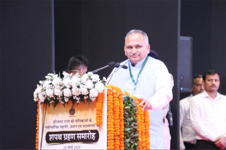 सोनीपत: नगर निगम के नव-निर्वाचित महापौर राजीव जैन शपथ लेते हुए सोनीपत: नगर निगम के नव-निर्वाचित महापौर राजीव जैन शपथ लेते हुए