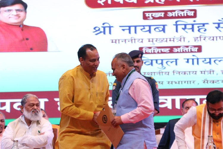 नगर निगम के नव-निर्वाचित महापौर राजीव जैन ने पंचकूला में मंगलवार को आयोजित राज्य स्तरीय शपथ ग्रहण समारोह में नगर निगम के नव-निर्वाचित महापौर राजीव जैन ने पंचकूला में मंगलवार को आयोजित राज्य स्तरीय शपथ ग्रहण समारोह में