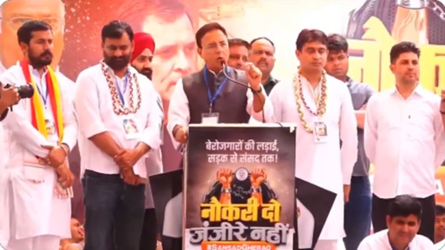 नई दिल्लीः जंतर मंतर पर मंगलवार को युवा कांग्रेस के प्रदर्शनकारी कार्यकर्ताओं को सम्बोधित करते वरिष्ठ कांग्रेस नेता रणदीप सुरजेवाला नई दिल्लीः जंतर मंतर पर मंगलवार को युवा कांग्रेस के प्रदर्शनकारी कार्यकर्ताओं को सम्बोधित करते वरिष्ठ कांग्रेस नेता रणदीप सुरजेवाला
