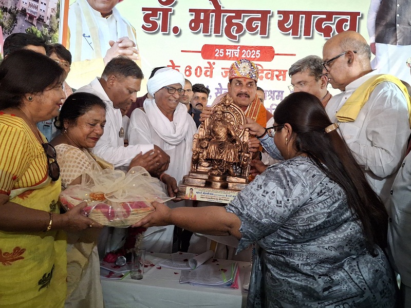 उज्जैनः मुख्यमंत्री डॉ. यादव ने सेवधाम मे बच्चों के साथ जन्मदिवस मनाया