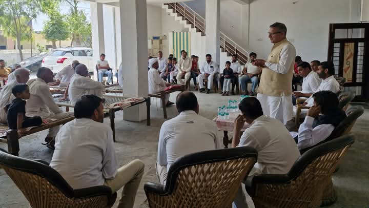 ग्रामीणों को संबोधित करते हुए पूर्व कैबिनेट मंत्री कंवर पाल ग्रामीणों को संबोधित करते हुए पूर्व कैबिनेट मंत्री कंवर पाल
