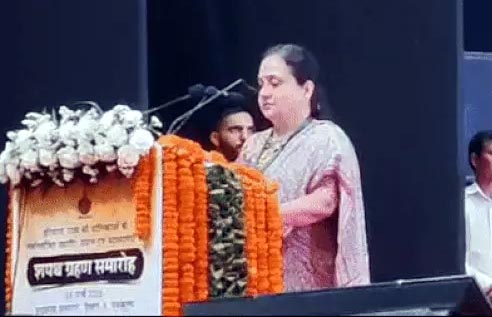शपथ लेती फरीदाबाद निकाय की मेयर प्रवीण जोशी