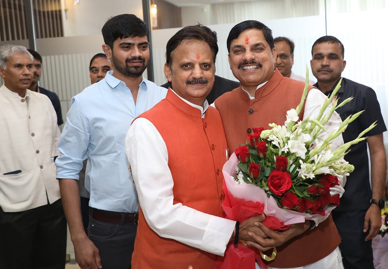 मुख्यमंत्री डॉ. मोहन यादव को जन्मदिन की शुभकामनाएं देते हुए उप मुख्यमंत्री राजेन्द्र शुक्ल मुख्यमंत्री डॉ. मोहन यादव को जन्मदिन की शुभकामनाएं देते हुए उप मुख्यमंत्री राजेन्द्र शुक्ल