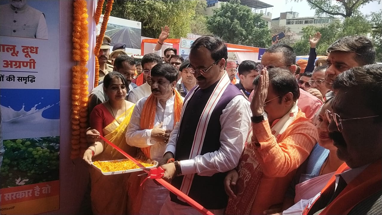 प्रदर्शन का उद्घाटन करते उपमुख्यमंत्री प्रदर्शन का उद्घाटन करते उपमुख्यमंत्री