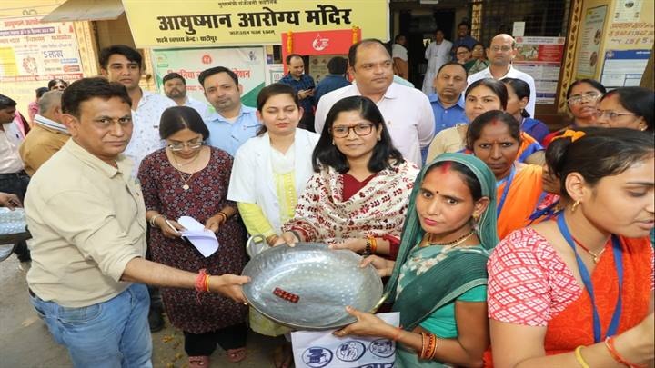 कलेक्टर ने गर्भवती माताओं को सौंपी लोहे की कढ़ाहियाँ कलेक्टर ने गर्भवती माताओं को सौंपी लोहे की कढ़ाहियाँ