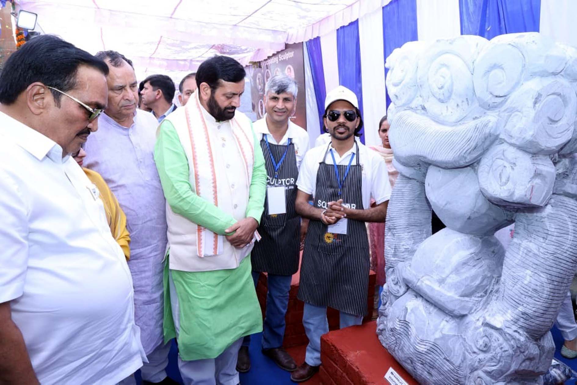 कलाकृति का अवलोकन करते मुख्यमंत्री नायब सिंह सैनी। कलाकृति का अवलोकन करते मुख्यमंत्री नायब सिंह सैनी।