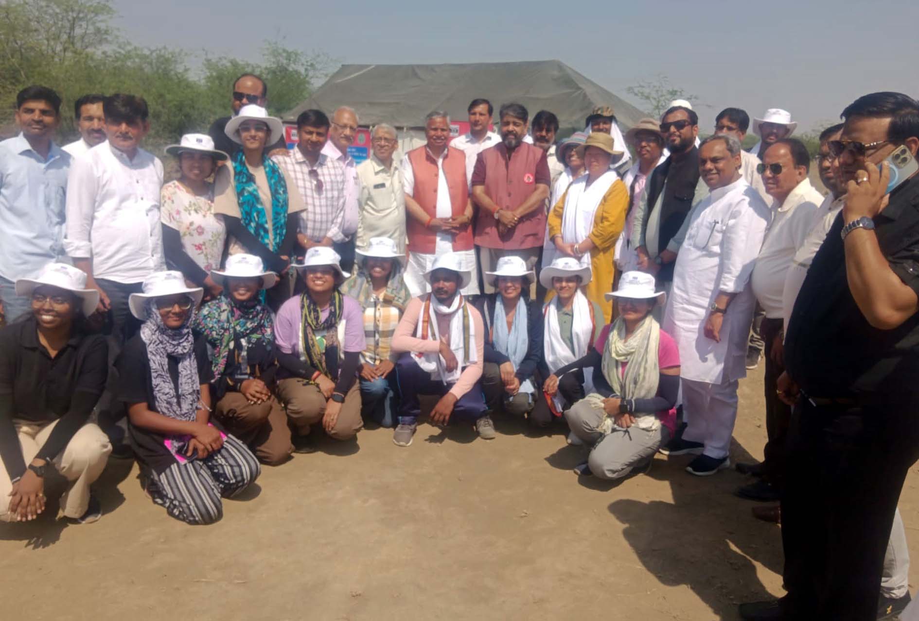 उत्खनन के मौके पर पूर्व मंत्री असीम गोयल व समाज के अन्य गणमान्य व्यक्ति। उत्खनन के मौके पर पूर्व मंत्री असीम गोयल व समाज के अन्य गणमान्य व्यक्ति।