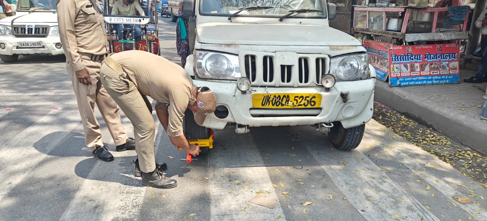 ट्रैफिक पुलिस एक्शन में ट्रैफिक पुलिस एक्शन में