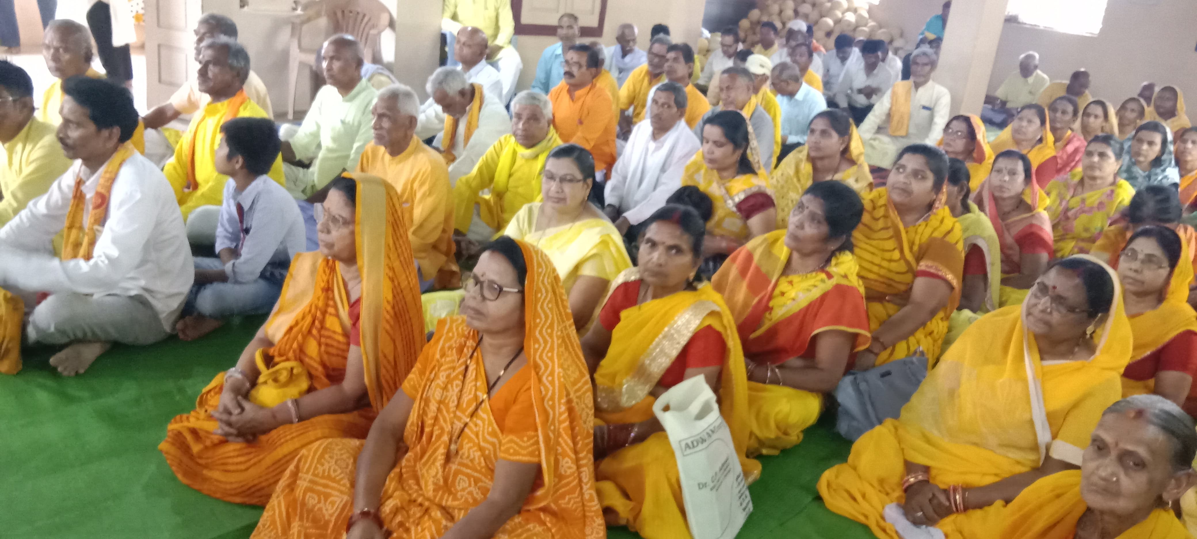 कार्यक्रम में उपस्थित गायत्री परिवार से जुड़ी हुई महिलाएं। कार्यक्रम में उपस्थित गायत्री परिवार से जुड़ी हुई महिलाएं।