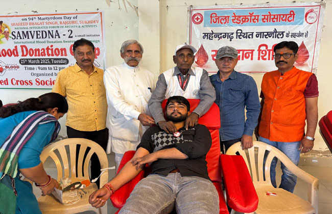 रक्तदाताओं को बैज लगाते चौधरी धर्मपाल व अन्य। रक्तदाताओं को बैज लगाते चौधरी धर्मपाल व अन्य।