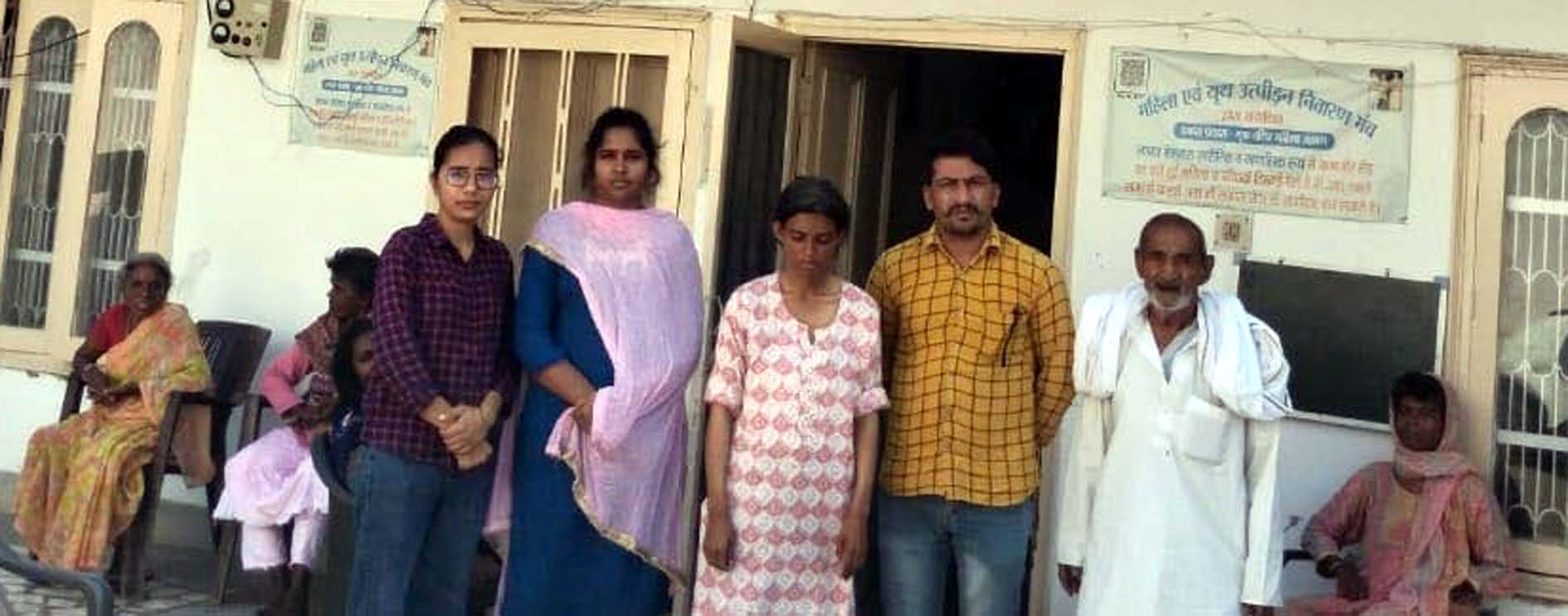 महिला को परिजनों को सौंपते आश्रम के पदाधिकारी व सदस्य। महिला को परिजनों को सौंपते आश्रम के पदाधिकारी व सदस्य।