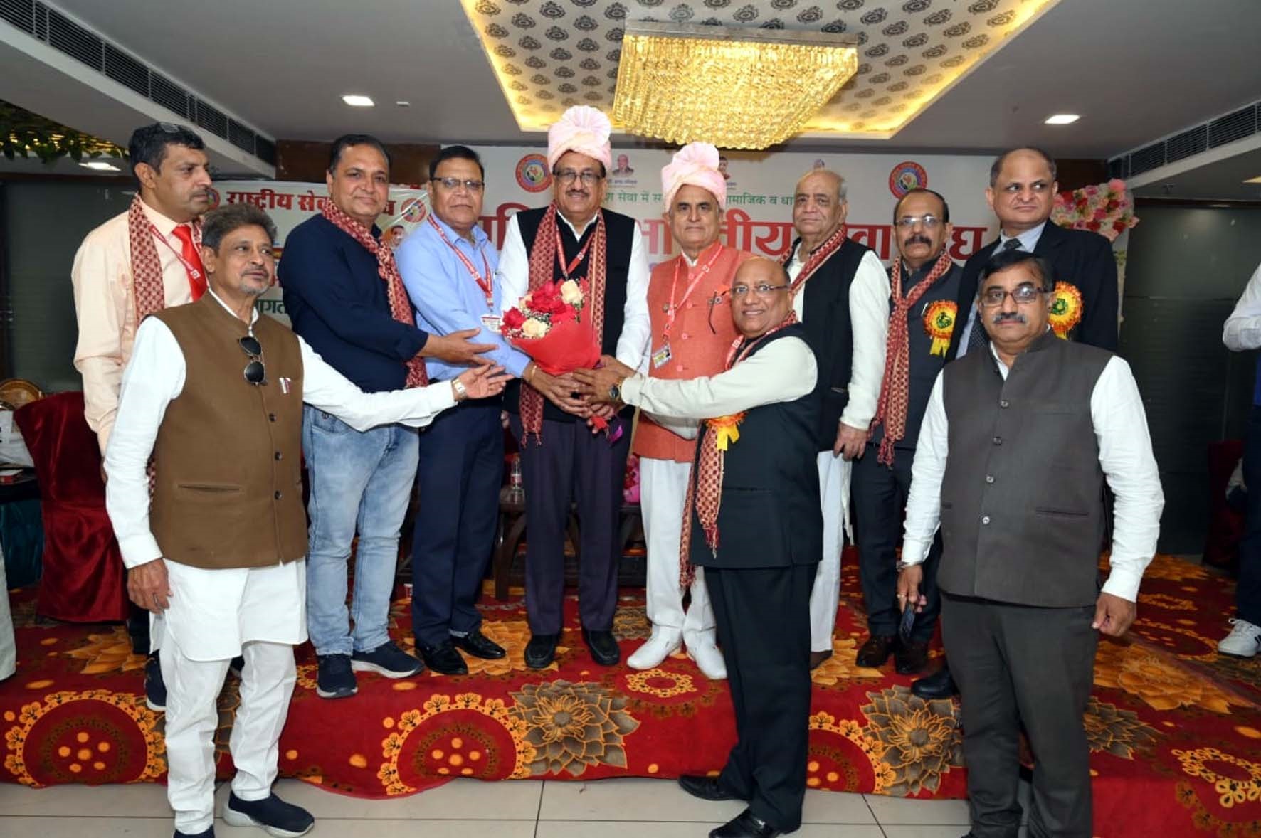 हरियाणा की नई कार्यकारिणी को शुभकामनाएं देते राष्ट्रीय अध्यक्ष डॉ. इन्द्र गोयल व अन्य सदस्य। हरियाणा की नई कार्यकारिणी को शुभकामनाएं देते राष्ट्रीय अध्यक्ष डॉ. इन्द्र गोयल व अन्य सदस्य।
