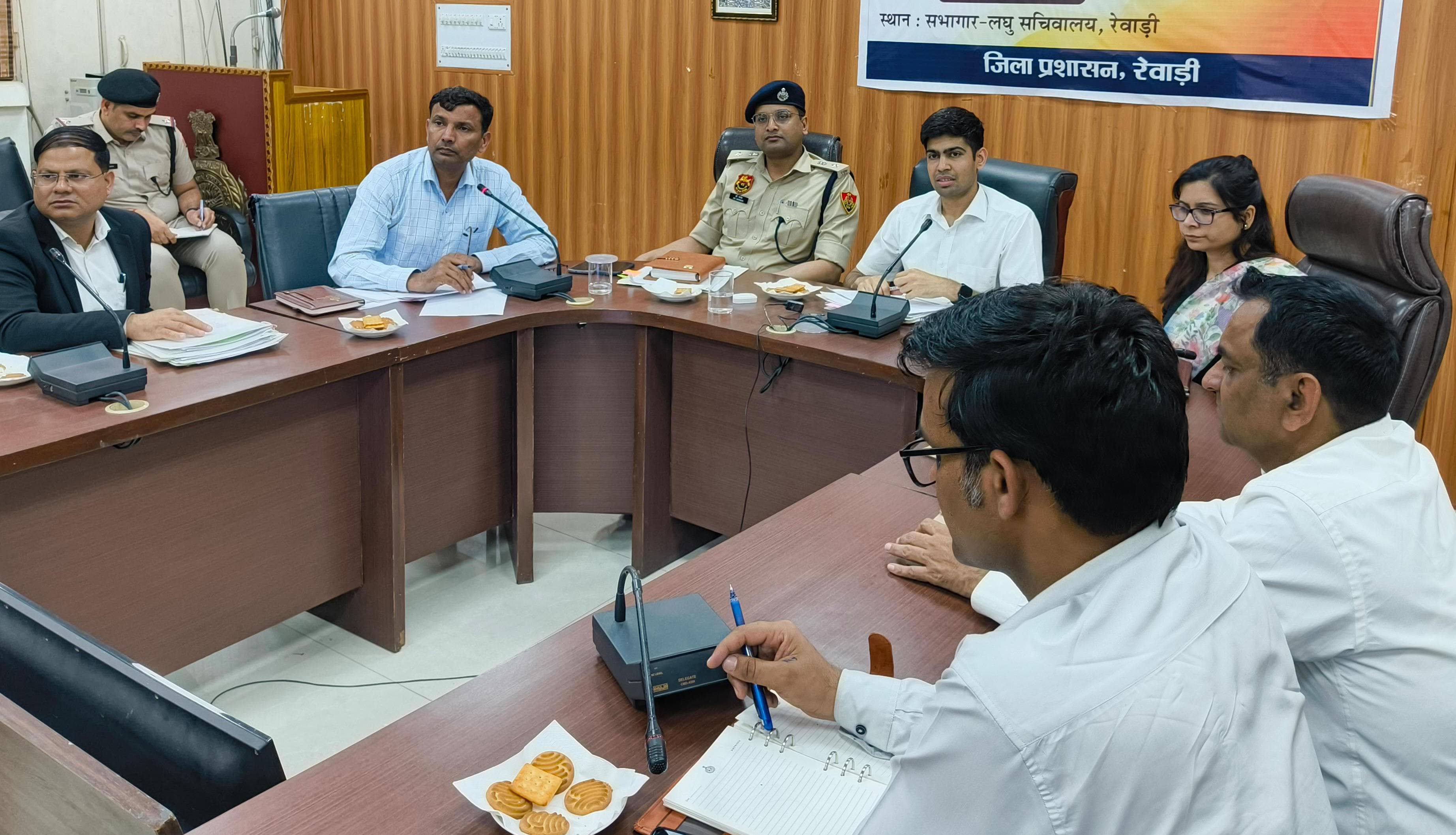 रेवाड़ी में जिला स्तरीय नार्को समन्वय कमेटी की बैठक लेते डीसी अभिषेक मीणा। रेवाड़ी में जिला स्तरीय नार्को समन्वय कमेटी की बैठक लेते डीसी अभिषेक मीणा।